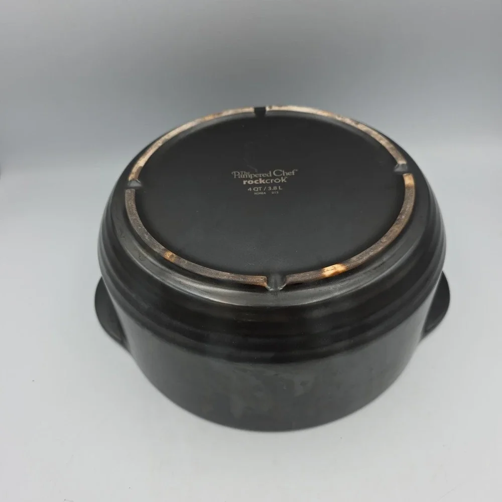 Pampered Chef Rockcrok Dutch Oven Black 4 Qt / 3.8 L with Glass Lid